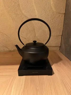 a black tea kettle sitting on top of a stove at sumica\u6d45\u8349\u82b1\u9ce5 in Tokyo