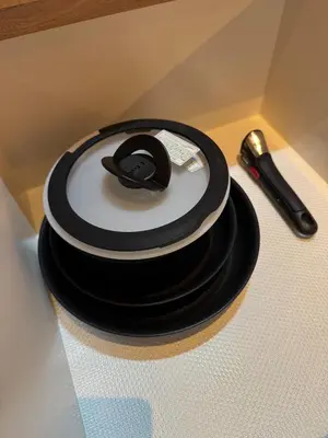 a stack of black plates sitting on a table at sumica\u98a8\u6708\u6d45\u8349 in Tokyo