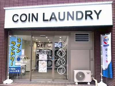 a store with a sign on the front of a building at sumica\u98a8\u6708\u6d45\u8349 in Tokyo