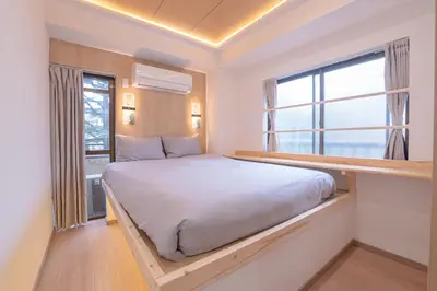 a bedroom with a large bed and a window at \u9ad8\u7530\u99ac\u5834\u99c5\u597d\u30a2\u30af\u30bb\u30b9 \u4ea4\u901a\u4fbf\u5229 \u89b3\u5149 \u30b7\u30e7\u30c3\u30d4\u30f3\u30b0 \u30b0\u30eb\u30e1\u3092\u4e00\u65e5\u3067 \u65e9\u7a32\u7530\u30a8\u30ea\u30a2\u3082\u8fd1\u3044 in Tokyo