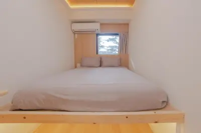 a bed in a small room with a window at \u9ad8\u7530\u99ac\u5834\u99c5\u597d\u30a2\u30af\u30bb\u30b9 \u4ea4\u901a\u4fbf\u5229 \u89b3\u5149 \u30b7\u30e7\u30c3\u30d4\u30f3\u30b0 \u30b0\u30eb\u30e1\u3092\u4e00\u65e5\u3067 \u65e9\u7a32\u7530\u30a8\u30ea\u30a2\u3082\u8fd1\u3044 in Tokyo