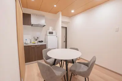 a kitchen and dining room with a table and chairs at \u9ad8\u7530\u99ac\u5834\u99c5\u597d\u30a2\u30af\u30bb\u30b9 \u4ea4\u901a\u4fbf\u5229 \u89b3\u5149 \u30b7\u30e7\u30c3\u30d4\u30f3\u30b0 \u30b0\u30eb\u30e1\u3092\u4e00\u65e5\u3067 \u65e9\u7a32\u7530\u30a8\u30ea\u30a2\u3082\u8fd1\u3044 in Tokyo