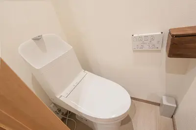 a bathroom with a white toilet in a room at \u9ad8\u7530\u99ac\u5834\u99c5\u597d\u30a2\u30af\u30bb\u30b9 \u4ea4\u901a\u4fbf\u5229 \u89b3\u5149 \u30b7\u30e7\u30c3\u30d4\u30f3\u30b0 \u30b0\u30eb\u30e1\u3092\u4e00\u65e5\u3067 \u65e9\u7a32\u7530\u30a8\u30ea\u30a2\u3082\u8fd1\u3044 in Tokyo