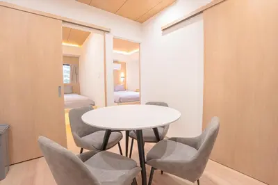 a room with a table and chairs and a bedroom at \u9ad8\u7530\u99ac\u5834\u99c5\u597d\u30a2\u30af\u30bb\u30b9 \u4ea4\u901a\u4fbf\u5229 \u89b3\u5149 \u30b7\u30e7\u30c3\u30d4\u30f3\u30b0 \u30b0\u30eb\u30e1\u3092\u4e00\u65e5\u3067 \u65e9\u7a32\u7530\u30a8\u30ea\u30a2\u3082\u8fd1\u3044 in Tokyo