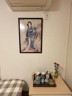 a tray of cupcakes on a table with a picture on the wall at Aki House\u5c45\u4f4f\u578b\u6c11\u6cca\u5c0f\u5ca9\u99c5\u307e\u3067\u9001\u8fce\u3042\u308a in Tokyo