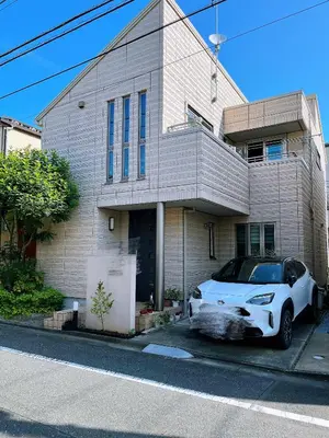 a white car parked in front of a house at Aki House\u5c45\u4f4f\u578b\u6c11\u6cca\u5c0f\u5ca9\u99c5\u307e\u3067\u9001\u8fce\u3042\u308a in Tokyo