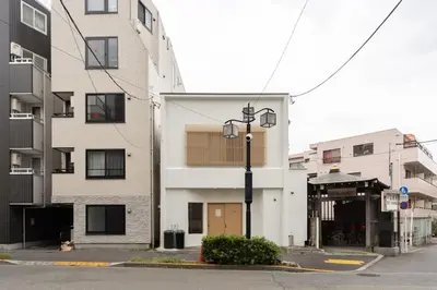 a street corner with a building and a street light at \u30a2\u30f3\u30c9\u30b9\u30c6\u30a4\u5f25\u751f\u753a4\u4e01\u76ee101 in Tokyo