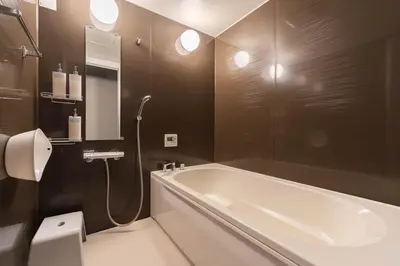 a bathroom with a bath tub and a sink at \u30a2\u30f3\u30c9\u30b9\u30c6\u30a4\u5f25\u751f\u753a4\u4e01\u76ee101 in Tokyo