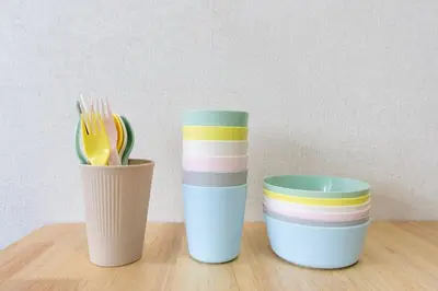 three colorful cups sitting on a table with utensils at \u30a2\u30f3\u30c9\u30b9\u30c6\u30a4\u5341\u6761\u4ef2\u539f1\u4e01\u76ee in Tokyo