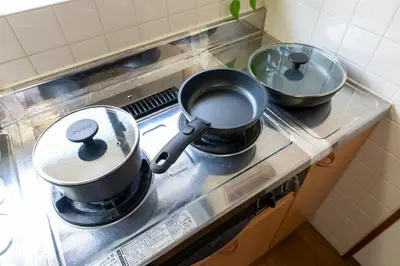 two pots and pans on a stove in a kitchen at \u30a2\u30f3\u30c9\u30b9\u30c6\u30a4\u5341\u6761\u4ef2\u539f1\u4e01\u76ee in Tokyo