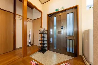 a hallway with a door with a shelf next to it at \u30a2\u30f3\u30c9\u30b9\u30c6\u30a4\u5341\u6761\u4ef2\u539f1\u4e01\u76ee in Tokyo