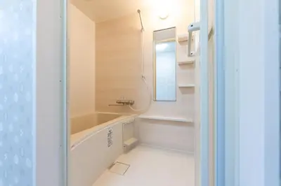 a bathroom with a tub and a sink and a mirror at \u30a2\u30f3\u30c9\u30b9\u30c6\u30a4\u5341\u6761\u4ef2\u539f1\u4e01\u76ee in Tokyo