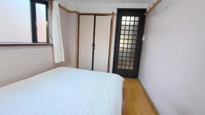 a small room with a bed and a window at Shinjuku 2bed rooms sunny apart ment#2\u5ba41\u5385\u9633\u5149\u516c\u5bd3#\u9ad8\u901f\u65e0\u9650\u5236\u7f51\u8def2#1 in Tokyo