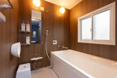 a bathroom with a bath tub and a window at \u30a2\u30f3\u30c9\u30b9\u30c6\u30a4\u5f25\u751f\u753a4\u4e01\u76ee201 in Tokyo