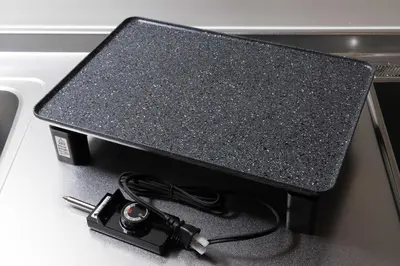 a black counter top with a camera on a table at \u30a2\u30f3\u30c9\u30b9\u30c6\u30a4\u5f25\u751f\u753a4\u4e01\u76ee201 in Tokyo