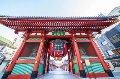 an asian temple with a red and green building at \u30aa\u30fc\u30d6\u30ea\u30aa\u30f3\u6075\u6bd4\u5bff203 in Tokyo