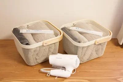 two baskets sitting on a table with a hair dryer at \u30aa\u30fc\u30d6\u30ea\u30aa\u30f3\u6075\u6bd4\u5bff203 in Tokyo