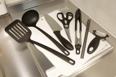 a group of kitchen utensils sitting on a counter at \u30aa\u30fc\u30d6\u30ea\u30aa\u30f3\u6075\u6bd4\u5bff203 in Tokyo