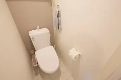 a bathroom with a toilet and a roll of toilet paper at \u30aa\u30fc\u30d6\u30ea\u30aa\u30f3\u6075\u6bd4\u5bff203 in Tokyo