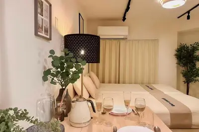 a room with a bed and wine glasses on a table at PandaStay\u521d\u53f0\u99c5,\u5f92\u6b657\u5206,\u6e0b\u8c37\u30a8\u30ea\u30a2\u8cb8\u5207\u90e8\u5c4b in Tokyo