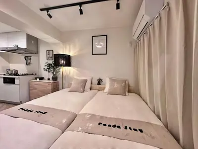 a bedroom with two beds and a kitchen at PandaStay\u521d\u53f0\u99c5,\u5f92\u6b657\u5206,\u6e0b\u8c37\u30a8\u30ea\u30a2\u8cb8\u5207\u90e8\u5c4b in Tokyo