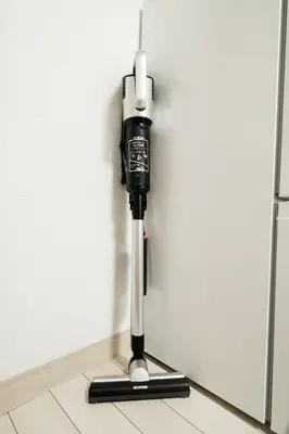a vacuum sitting on the floor in a room at \u6e0b\u8c37\u533a\u3067\u306e\u5bbf\u6cca\u65bd\u8a2d \u99c5\u304b\u30893\u5206 in Tokyo