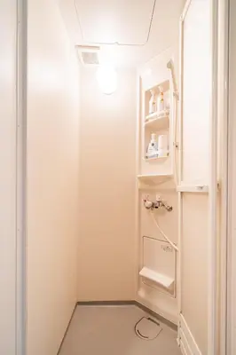 a bathroom with a shower and a toilet at \u6e0b\u8c37\u533a\u3067\u306e\u5bbf\u6cca\u65bd\u8a2d \u99c5\u304b\u30893\u5206 in Tokyo