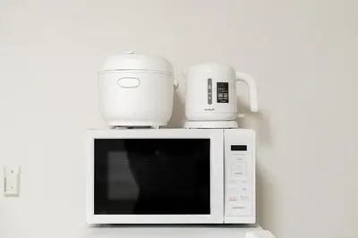 a white appliance with a food processor on top of a microwave at \u6e0b\u8c37\u533a\u3067\u306e\u5bbf\u6cca\u65bd\u8a2d \u99c5\u304b\u30893\u5206 in Tokyo