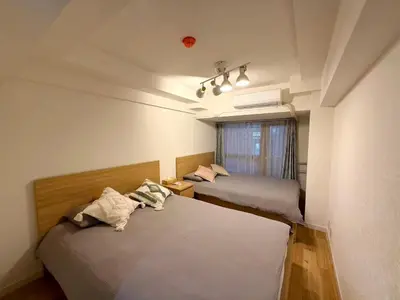 a bedroom with two beds and a window at \u30e9\u30a4\u30aa\u30f3\u30ba\u30d7\u30e9\u30b6\u65b0\u5bbf1002 in Tokyo