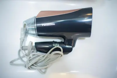 a hair dryer sitting on top of a white table at monthly \u30b7\u30e3\u30c8\u30ec\u30fc\u4ee3\u3005\u6728 in Tokyo