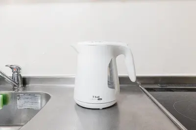 a whiteffeepot sitting on top of a kitchen counter at Apro Stay \u54c1\u5ddd\u685c\u30d2\u30eb\u30ba11 in Tokyo