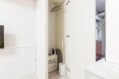 a room with white walls and a window at Apro Stay \u54c1\u5ddd\u685c\u30d2\u30eb\u30ba11 in Tokyo