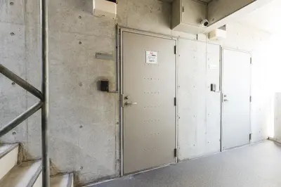 a hallway with a door in a building at Apro Stay \u54c1\u5ddd\u685c\u30d2\u30eb\u30ba11 in Tokyo