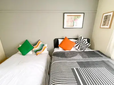 two beds sitting next to each other in a room at AAt Hotel \u30a2\u30fc\u30d0\u30f3\u30cf\u30a4\u30c4\u5c0f\u83c5201 in Tokyo