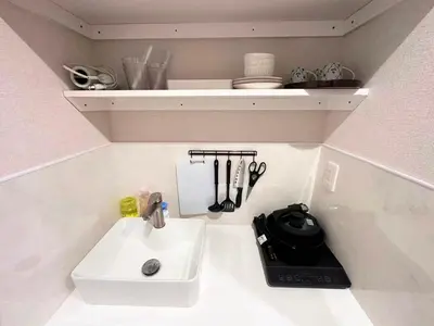 a kitchen counter with a sink and a knife rack at D\u65b0\u5bbf\u6700\u4e2d\u5fc3 \u6b4c\u821e\u4f0e\u753a \u4e1c\u65b0\u5bbf4\u5206\u949f max3 in Tokyo