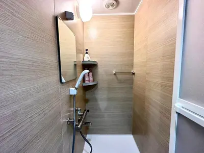 a bathroom with a shower with a mirror and a sink at D\u65b0\u5bbf\u6700\u4e2d\u5fc3 \u6b4c\u821e\u4f0e\u753a \u4e1c\u65b0\u5bbf4\u5206\u949f max3 in Tokyo