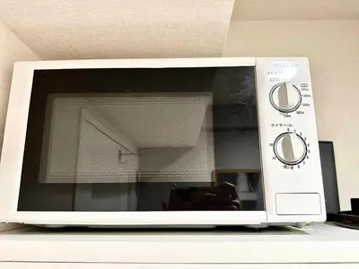 a microwave oven sitting on top of a counter at D\u65b0\u5bbf\u6700\u4e2d\u5fc3 \u6b4c\u821e\u4f0e\u753a \u4e1c\u65b0\u5bbf4\u5206\u949f max3 in Tokyo