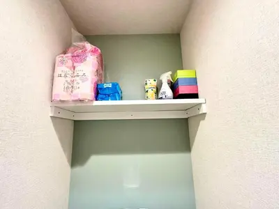a shelf in a room with items on it at D\u65b0\u5bbf\u6700\u4e2d\u5fc3 \u6b4c\u821e\u4f0e\u753a \u4e1c\u65b0\u5bbf4\u5206\u949f max3 in Tokyo