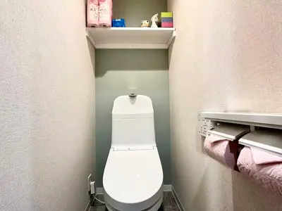 a bathroom with a white toilet in a room at D\u65b0\u5bbf\u6700\u4e2d\u5fc3 \u6b4c\u821e\u4f0e\u753a \u4e1c\u65b0\u5bbf4\u5206\u949f max3 in Tokyo