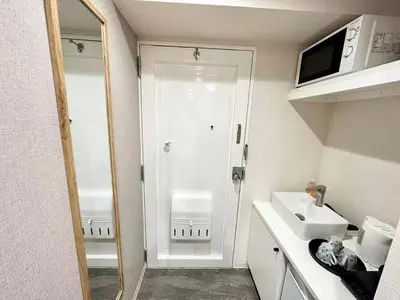 a small bathroom with a sink and a mirror at D\u65b0\u5bbf\u6700\u4e2d\u5fc3 \u6b4c\u821e\u4f0e\u753a \u4e1c\u65b0\u5bbf4\u5206\u949f max3 in Tokyo