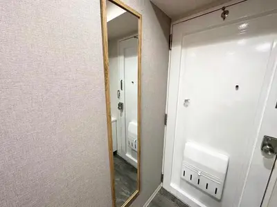 a bathroom with a mirror and a white door at D\u65b0\u5bbf\u6700\u4e2d\u5fc3 \u6b4c\u821e\u4f0e\u753a \u4e1c\u65b0\u5bbf4\u5206\u949f max3 in Tokyo