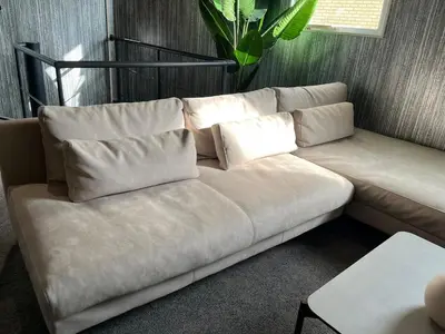 a white couch with pillows in a living room at \u30de\u30a4\u30b0\u30ec\u5357\u9752\u5c71 in Tokyo