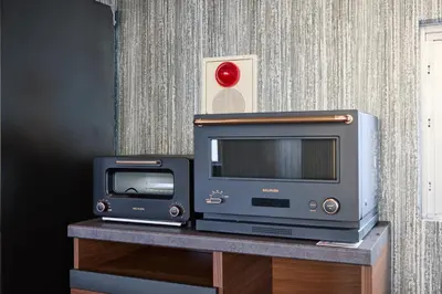 a television and a microwave sitting on a table at \u30de\u30a4\u30b0\u30ec\u5357\u9752\u5c71 in Tokyo