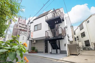 a building with a balcony on the side of it at \u82b1\u306e\u5bbf\u65c5\u9928Flower Hotel202\u5ba4JR\u7dcf\u6b66\u7ebf\u5c0f\u5ca9\u7ad9\u6b65\u884c8\u5206\u6210\u7530\u7fbd\u7530\u673a\u573a\u5df4\u58eb\u76f4\u8fbe\u8fea\u65af\u5c3c\u4e50\u56ed\u76f4\u8fbe in Tokyo