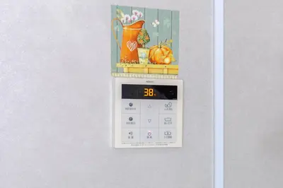a calendar on a wall with a picture of a pumpkin at \u82b1\u306e\u5bbf\u65c5\u9928Flower Hotel202\u5ba4JR\u7dcf\u6b66\u7ebf\u5c0f\u5ca9\u7ad9\u6b65\u884c8\u5206\u6210\u7530\u7fbd\u7530\u673a\u573a\u5df4\u58eb\u76f4\u8fbe\u8fea\u65af\u5c3c\u4e50\u56ed\u76f4\u8fbe in Tokyo