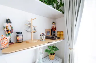 a shelf in a room with items on it at \u82b1\u306e\u5bbf\u65c5\u9928Flower Hotel202\u5ba4JR\u7dcf\u6b66\u7ebf\u5c0f\u5ca9\u7ad9\u6b65\u884c8\u5206\u6210\u7530\u7fbd\u7530\u673a\u573a\u5df4\u58eb\u76f4\u8fbe\u8fea\u65af\u5c3c\u4e50\u56ed\u76f4\u8fbe in Tokyo