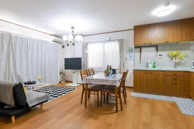 a kitchen and dining room with a table and chairs at \u82b1\u306e\u5bbf\u65c5\u9928Flower Hotel202\u5ba4JR\u7dcf\u6b66\u7ebf\u5c0f\u5ca9\u7ad9\u6b65\u884c8\u5206\u6210\u7530\u7fbd\u7530\u673a\u573a\u5df4\u58eb\u76f4\u8fbe\u8fea\u65af\u5c3c\u4e50\u56ed\u76f4\u8fbe in Tokyo