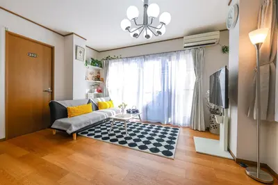 a living room with a couch and a television at \u82b1\u306e\u5bbf\u65c5\u9928Flower Hotel202\u5ba4JR\u7dcf\u6b66\u7ebf\u5c0f\u5ca9\u7ad9\u6b65\u884c8\u5206\u6210\u7530\u7fbd\u7530\u673a\u573a\u5df4\u58eb\u76f4\u8fbe\u8fea\u65af\u5c3c\u4e50\u56ed\u76f4\u8fbe in Tokyo