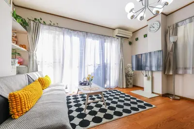 a living room with a couch and a table at \u82b1\u306e\u5bbf\u65c5\u9928Flower Hotel202\u5ba4JR\u7dcf\u6b66\u7ebf\u5c0f\u5ca9\u7ad9\u6b65\u884c8\u5206\u6210\u7530\u7fbd\u7530\u673a\u573a\u5df4\u58eb\u76f4\u8fbe\u8fea\u65af\u5c3c\u4e50\u56ed\u76f4\u8fbe in Tokyo