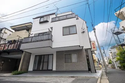 a white building with balconies on a street at \u82b1\u306e\u5bbf\u65c5\u9928Flower Hotel202\u5ba4JR\u7dcf\u6b66\u7ebf\u5c0f\u5ca9\u7ad9\u6b65\u884c8\u5206\u6210\u7530\u7fbd\u7530\u673a\u573a\u5df4\u58eb\u76f4\u8fbe\u8fea\u65af\u5c3c\u4e50\u56ed\u76f4\u8fbe in Tokyo